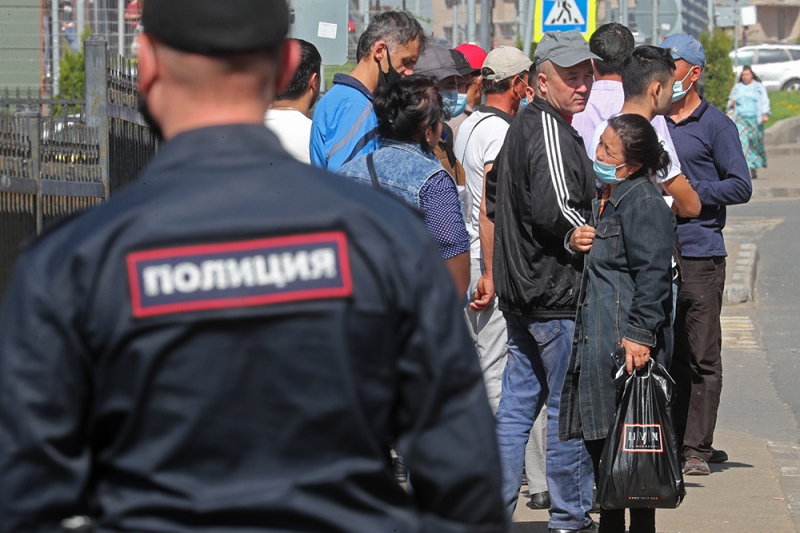 Госдума одобрила ужесточение наказания за ввоз в РФ нелегалов