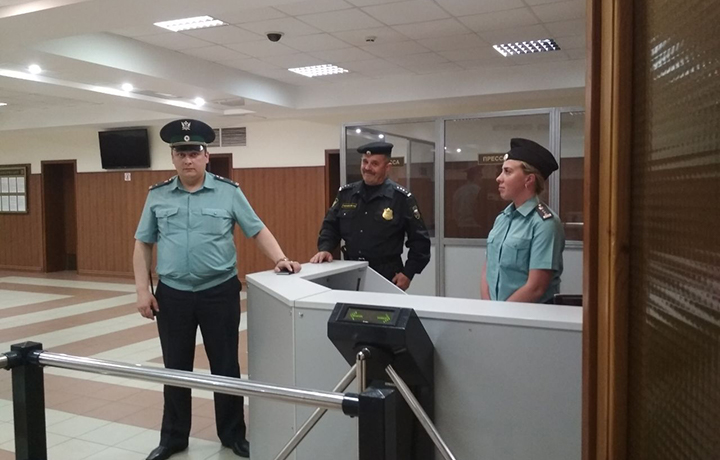 Во Всеволожском городском суде один и тот же пристав систематически препятствует проходу адвокатов в суд