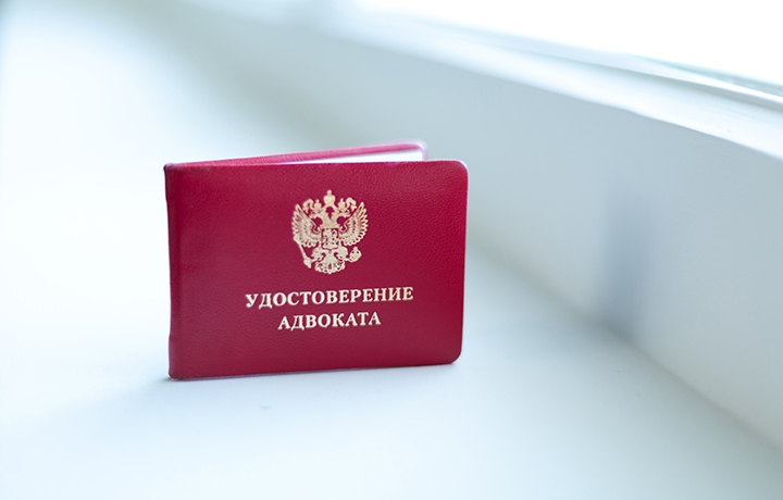 Назначенный защитник вправе покинуть зал судебного заседания, если у подсудимого есть защитник по соглашению