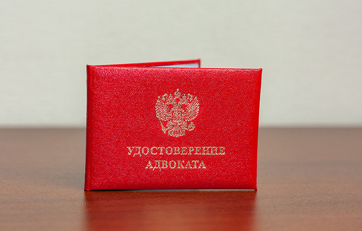Оставивший доверителя без юрпомощи и опубликовавший статистику «выигранных» дел адвокат лишился статуса