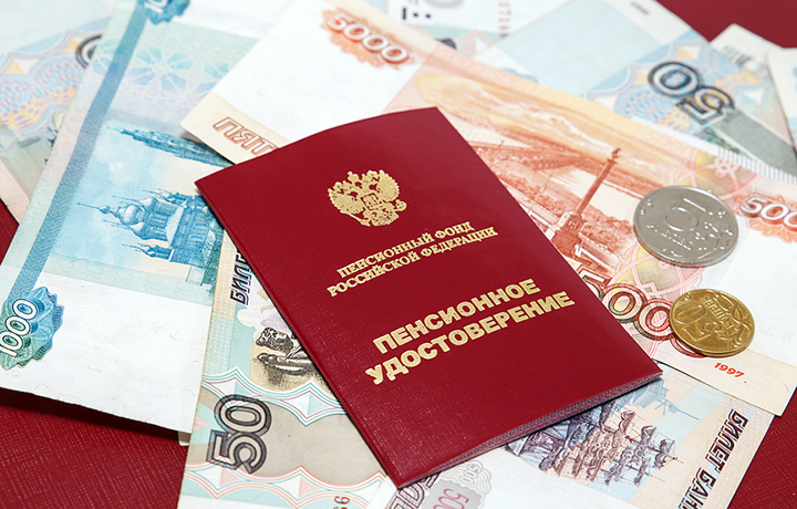 Отказ в назначении доплаты к пенсии лишь из-за подачи заявления не в электронном виде недопустим