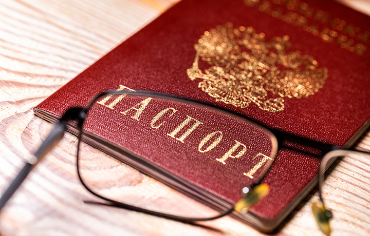 КС пояснил, когда уроженец РСФСР, имеющий иностранное гражданство, не может быть лишен гражданства РФ
