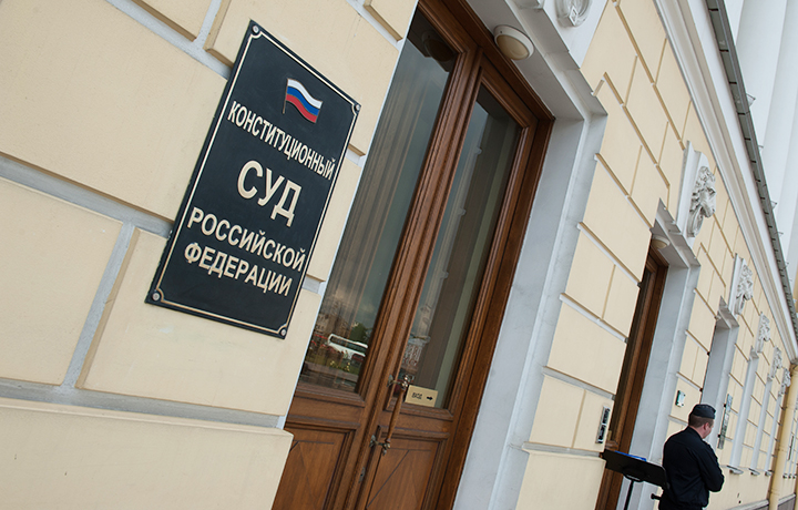 КС пояснил порядок освобождения органов МСУ от ответственности за непередачу жилья детям-сиротам