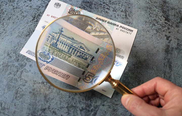 Суд посчитал достаточной неустойку в 50 руб. в день за неисполнение решения об обеспечении жильем