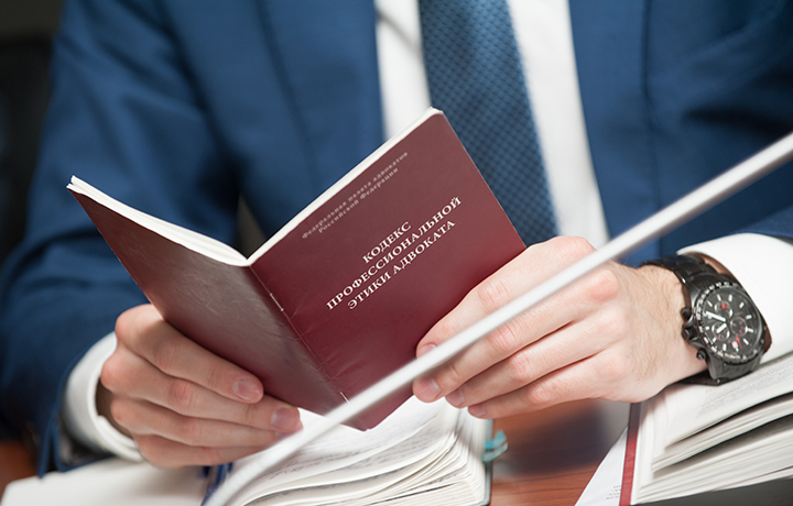 Адвокату вынесено предупреждение за перепоручение юристу оказания юридической помощи