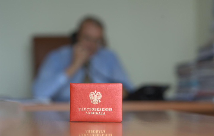 Адвокат получил предупреждение за непроведение с доверителем конфиденциального свидания до его допроса