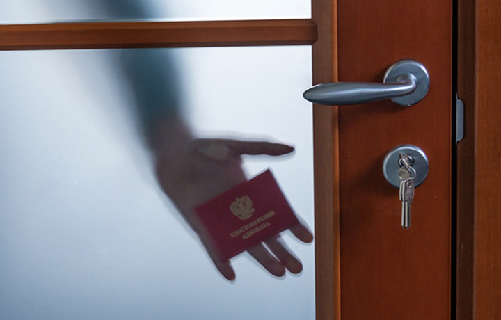 Адвоката не пустили в отдел полиции и предложили пообщаться с доверителем в присутствии полицейских