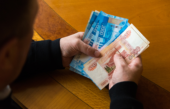 ВС пояснил, когда излишне перечисленные работодателем алиментщика деньги подлежат возврату